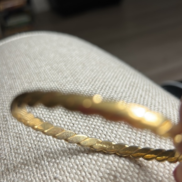Vintage Signed Monet Size S Gold Tone Bangle Shiny Good Condition - Picture 2 of 2